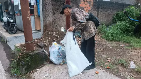 Virak nasib guru honorer yang jadi pemulung di sukabumi