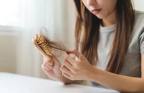 12 Penyebab Rambut Rontok